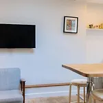 Modern 1 Bedroom Apartment Near Eiffel Tower